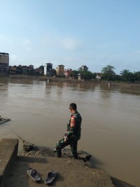 seringnya terjadi banjir akibat luapan sungai rawas giat rutin babinsa monitoring kegiatan Gulbencal pengecekan debit air sungai