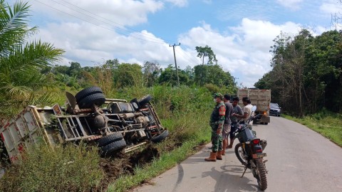 Babinsa Sigap Bantu Evakuasi Mobil Terbalik di wilayah desa binaan