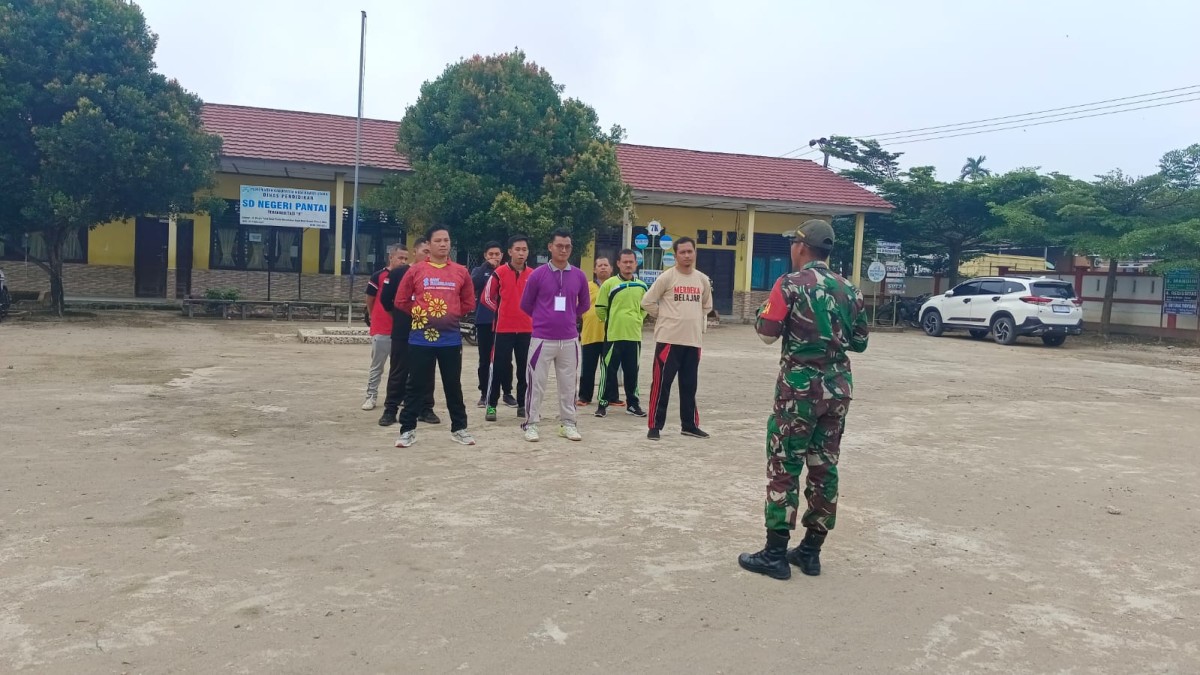 Babinsa melaksanakan kegiatan komsos dan silaturahmi ke masyarakat di desa Binaan.