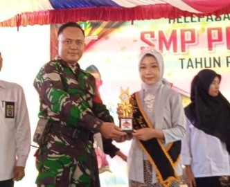 Babinsa Desa Darma Sakti Hadiri Acara Pelepasan Siswa Siswi SMP PGRI Air Beliti Kelas IX