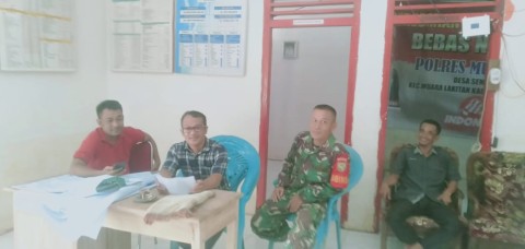 Babinsa Koramil 406-04/Muara Lakitan tingkat kan sinergitas di wilayah sambangi kantor desa binaan.