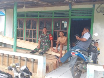 Babinsa Koramil 406-07/jayaloka Anjangsana Di Rumah warga Desa Ngestiboga 1.