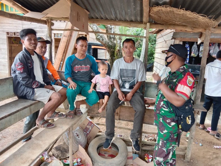 salah satu peran tugas Babinsa untuk mengayomi masyarakat dengan cara melaksanakan kegiatan komsos dan silaturahmi ke masyarakat di desa Binaan.