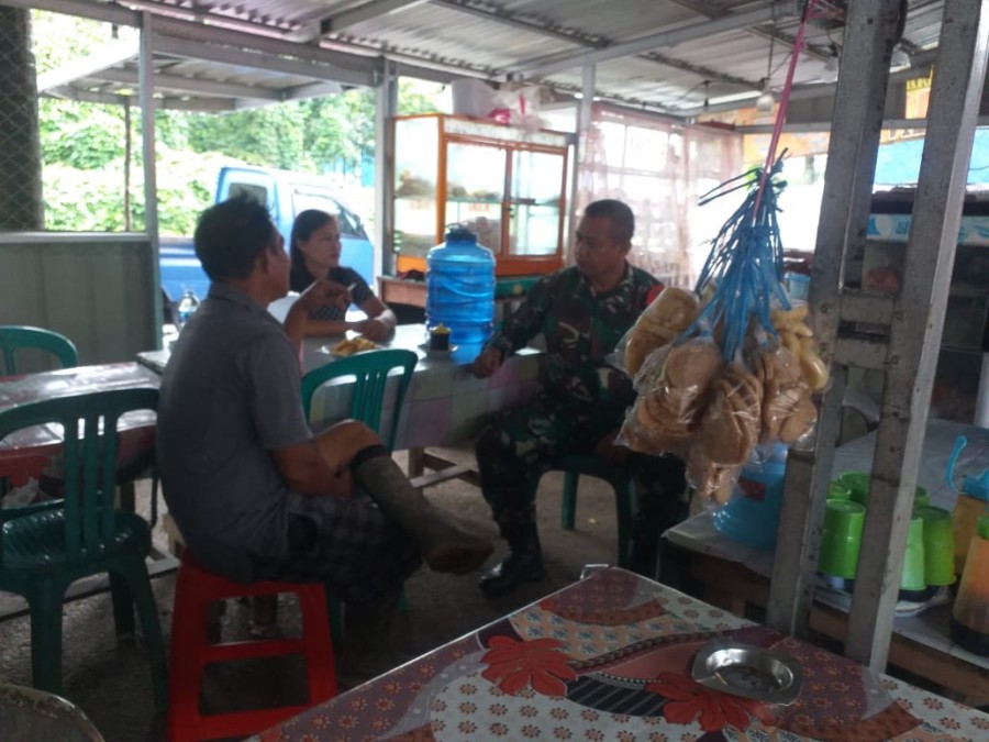 Babinsa melaksanakan kegiatan komsos dan silaturahmi ke masyarakat di desa Binaan.