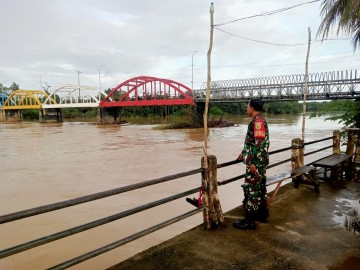Meningkatnya Curah Hujan Babinsa melaksanakan kegiatan gulbencal dan Rutin Pantau Debit Air Sungai rupit
