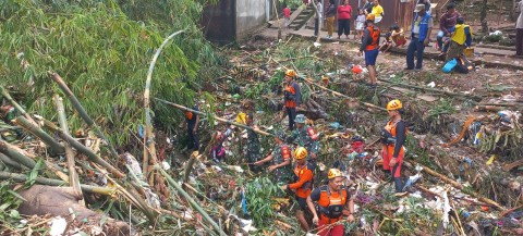 Koramil 406-10/Lubuklinggau Timur Bantu Pencarian Anak Hilang Diseret Arus Sungai