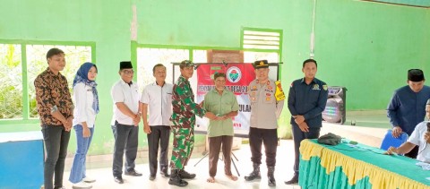 Babinsa Dampingi Pembagian BLT dan Titik Nol Persen Pembangunan Jalan usaha tani