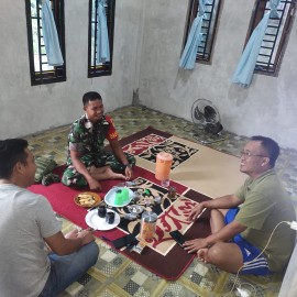 Pererat Tali Silaturahmi, Babinsa Koramil 406-07/jayaloka Serda Mardiyan Sambangi Tokoh Masyarakat Desa Binaan
