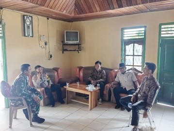 Bentuk Sinergitas, Babinsa Bersama Bhabinkamtibmas Jalin Komsos Dengan Perangkat Desa