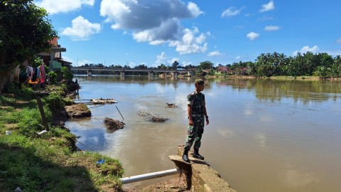 seringnya terjadi banjir akibat luapan sungai rawas giat rutin babinsa monitoring kegiatan Gulbencal pengecekan debit air sungai