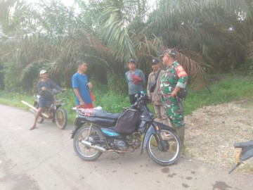 Babinsa melaksanakan kegiatan komsos dan silaturahmi ke masyarakat di desa Binaan