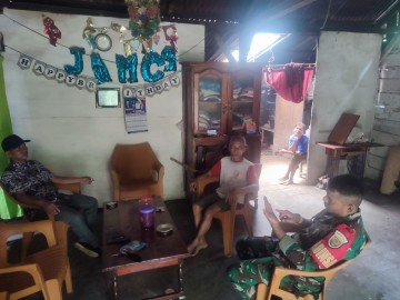 Tingkatkan Keamanan Babinsa Koramil 406-09/Terawas Sertu Adi Susanto Melaksanakan Komsos Di Wilayah Binaaan.