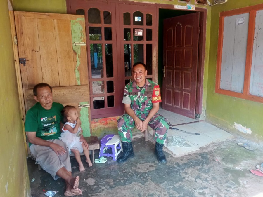 Pererat Tali Silaturahmi, Babinsa Koramil jayaloka Sambangi Tokoh Masyarakat di wilayah Desa Binaan