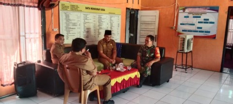 Babinsa Koramil 406-09/Terawas Melaksanakan Komsos Bersama Perangkat Desa Di wilayah Binaan.