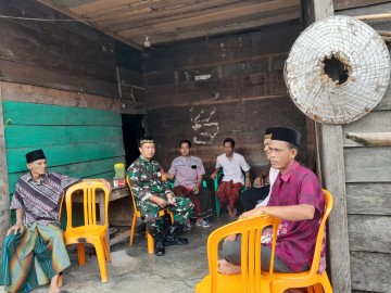 Menjalani rasa keakraban Babinsa melaksanakan kegiatan komsos dan silaturahmi ke masyarakat di desa Binaan
