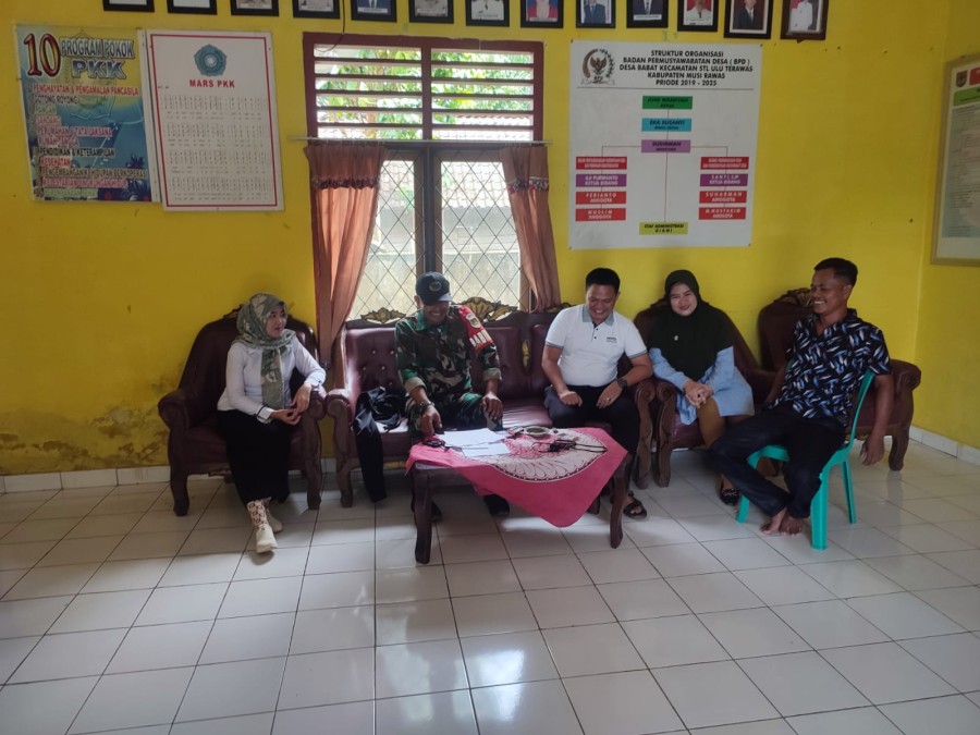 Babinsa Koramil 406-09/Terawas Melaksanakan Komsos Bersama Perangkat Desa Di wilayah Binaan.