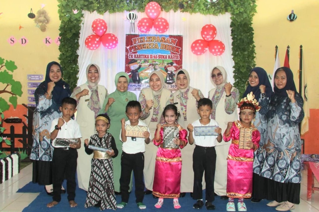 Ketua Yayasan Kartika Jaya Pelepasan Peserta Didik TK Kartika II – 41 Tahun Ajaran 2023-2024