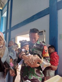 Bentuk Kepedulian Terhadap Kesehatan Anak Serma Zulkarnaen Dampingi Kegiatan Posyandu