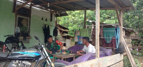 Jalin Keakraban, Babinsa Komsos Dengan Tokoh Pemuda di wilayah desa binaan