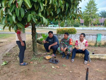 Jalin Silahturahmi Dan Keakraban, Babinsa Laksanakan Komsos Dengan Masyarakat desa Binaan.