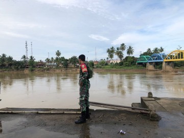 Antisipasi luapan sungai dan seringnya terjadi banjir, babinsa melaksanakan rutin kegiatan gulbencal Di Desa binaan