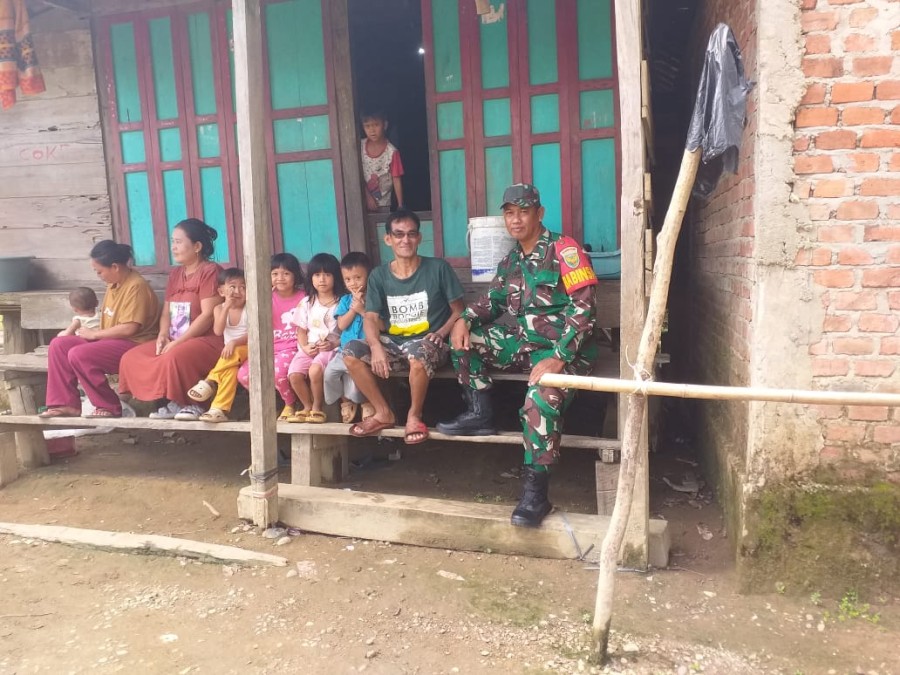 Wujud pedulinya komunikasi antara babinsa dan masyarakat binaan, Babinsa melaksanakan kegiatan komsos dan silaturahmi ke masyarakat di desa Binaan