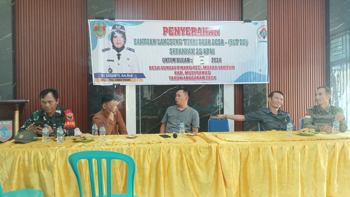 Babinsa desa sungai pinang Kawal dan Dampingi Penyaluran BLT-DD Kepada Warga Binaan