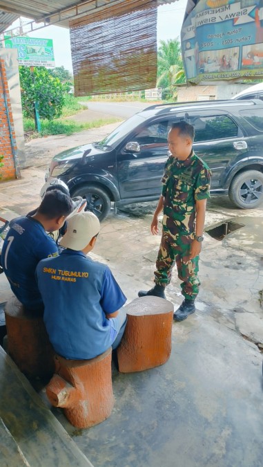 Tetap Saling Perhatikan Keselamatan Berkendara,Komsos Babinsa Koramil 406-06/Tugumulyo kepada para siswa SMK di wilayah binaan