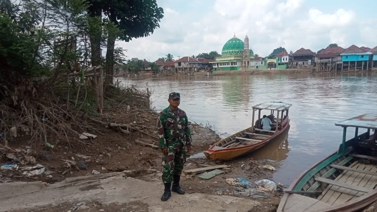 Antisipasi luapan sungai dan seringnya terjadi banjir, babinsa melaksanakan rutin kegiatan gulbencal Di Desa binaan