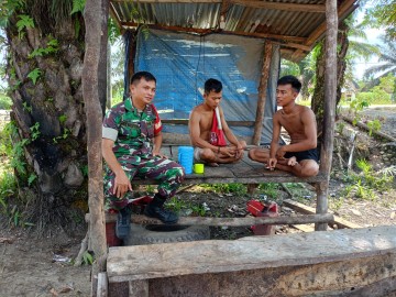 Babinsa melaksanakan kegiatan komsos dan silaturahmi ke masyarakat di desa Binaan