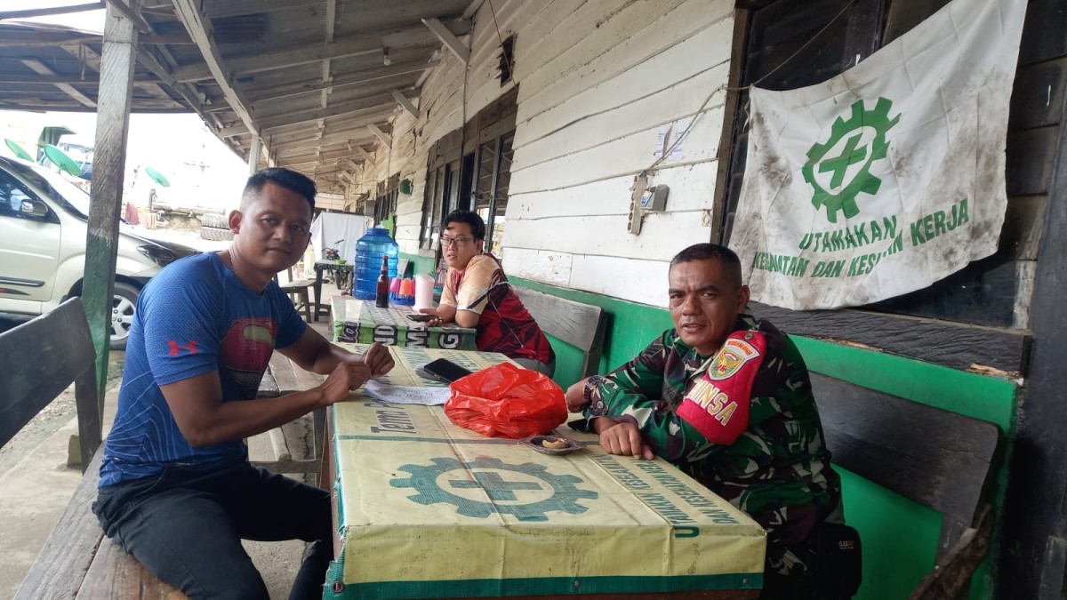 Salah satu program Babinsa melaksanakan kegiatan komsos dan silaturahmi ke masyarakat di desa Binaan