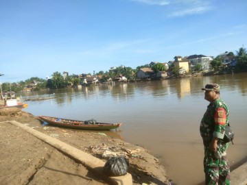 seringnya terjadi banjir akibat luapan sungai, giat rutin babinsa monitoring kegiatan Gulbencal pengecekan debit air sungai