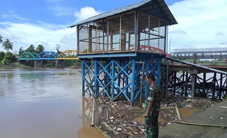 Antisipasi luapan sungai dan seringnya terjadi banjir, babinsa melaksanakan rutin kegiatan gulbencal Di Desa binaan