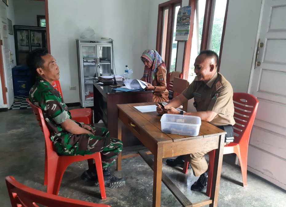 Jalin Sinergitas, Babinsa Koramil 406-04/Muara Lakitan Silaturahmi Di Kantor Kelurahan