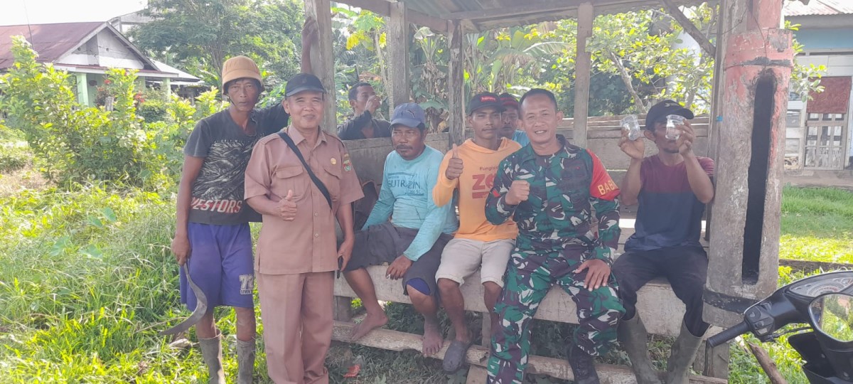 Pererat Silaturahmi, Babinsa Koramil 406-06/Tugumulyo jalin Komsos Dengan Warga Desa Binaan