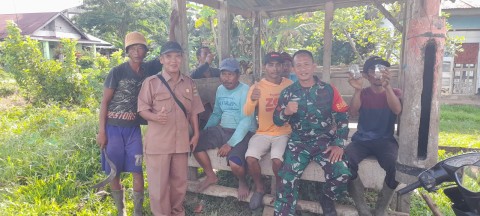 Pererat Silaturahmi, Babinsa Koramil 406-06/Tugumulyo jalin Komsos Dengan Warga Desa Binaan