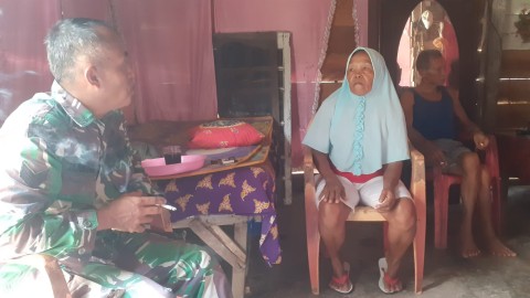 Jalani Silaturahmi Babinsa Koramil 406-09/Terawas Serka Bambang Melaksanakan Komsos Di Wilayah Binaan.