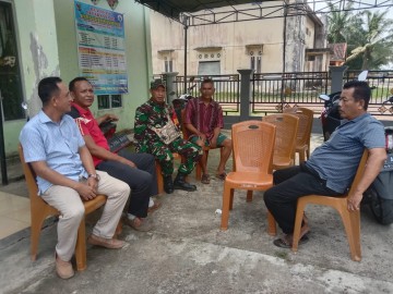 Komsos di Kantor Desa, Babinsa Tingkatkan Kerjasama Yang Baik Dengan Aparat Desa