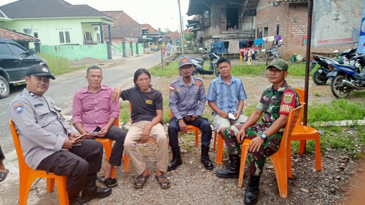 Bersama Bhabinkamtibmas, Linmas dan Warga Babinsa Koramil 406-05/Muara Kelingi Mengajak Untuk Bersama-sama Menjaga Kondusifitas Wilayah