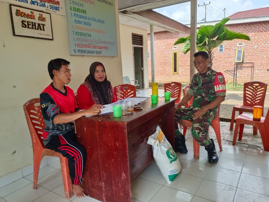 Tugas Rutin Babinsa. Serka Kgs Muhammad Babinsa Koramil 406-09/Terawas MelaksanakanKomsos Di Wilayah Binaan.