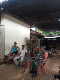 Melalui Komsos Babinsa desa Kertosono Sosialisasikan Bahaya Narkoba dengan masyarakat.