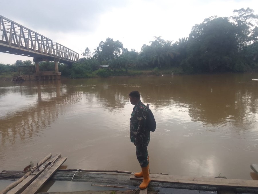 Giat rutin babinsa monitoring kegiatan Gulbencal pengecekan debit air sungai rawas.