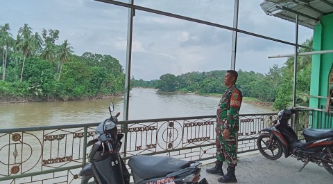 Meningkatnya Curah Hujan dadakan Babinsa melaksanakan kegiatan gulbencal dan Rutin Pantau Debit Air Sungai rawas