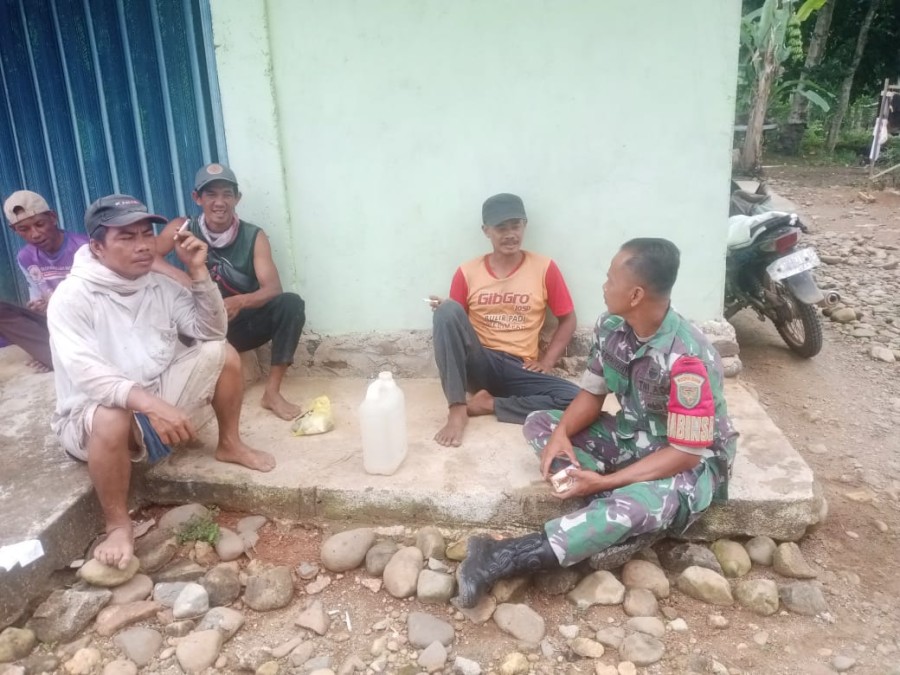 Tugas Rutin Babinsa. Sertu Eko Epriyanto Babinsa Koramil 406-09/Terawas Melaksanakan Komsos Di Wilayah Binaan.