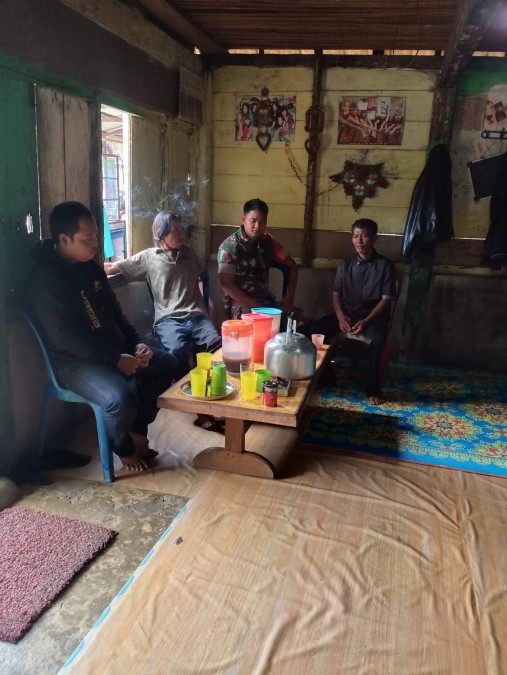 Babinsa melaksanakan kegiatan komsos dan silaturahmi ke masyarkat Desa Bahas Tentang Keamanan Dan ketertiban di wilayah desa binaan.