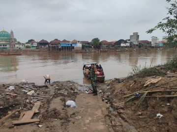 Antisipasi luapan sungai dan seringnya terjadi banjir, babinsa melaksanakan rutin kegiatan gulbencal Di tepian sungai desa binaan