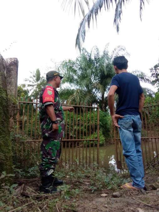Antisipasi banjir Sertu Amron Musalisa Babinsa Koramil 406-07/jayaloka bersama mitra karib Patroli cek Debit Air di Wilayah Binaan.