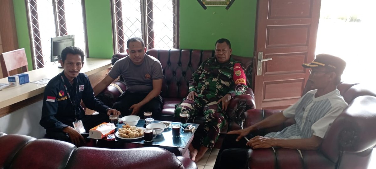 Komsos Babinsa Bersama Tomas, Bahas Keamanan Dan Ketertiban Lingkungan di wilayah binaan.