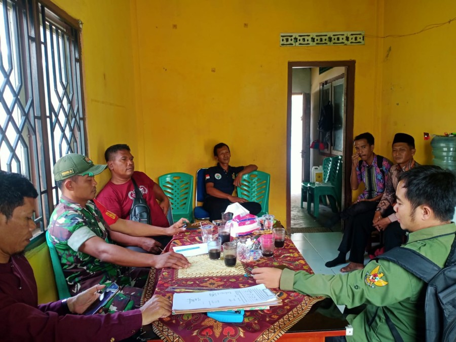 Jalin Silaturahmi, Babinsa Gelar Komsos Bersama Perangkat Desa Di wilayah binaan.