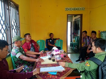 Jalin Silaturahmi, Babinsa Gelar Komsos Bersama Perangkat Desa Di wilayah binaan.